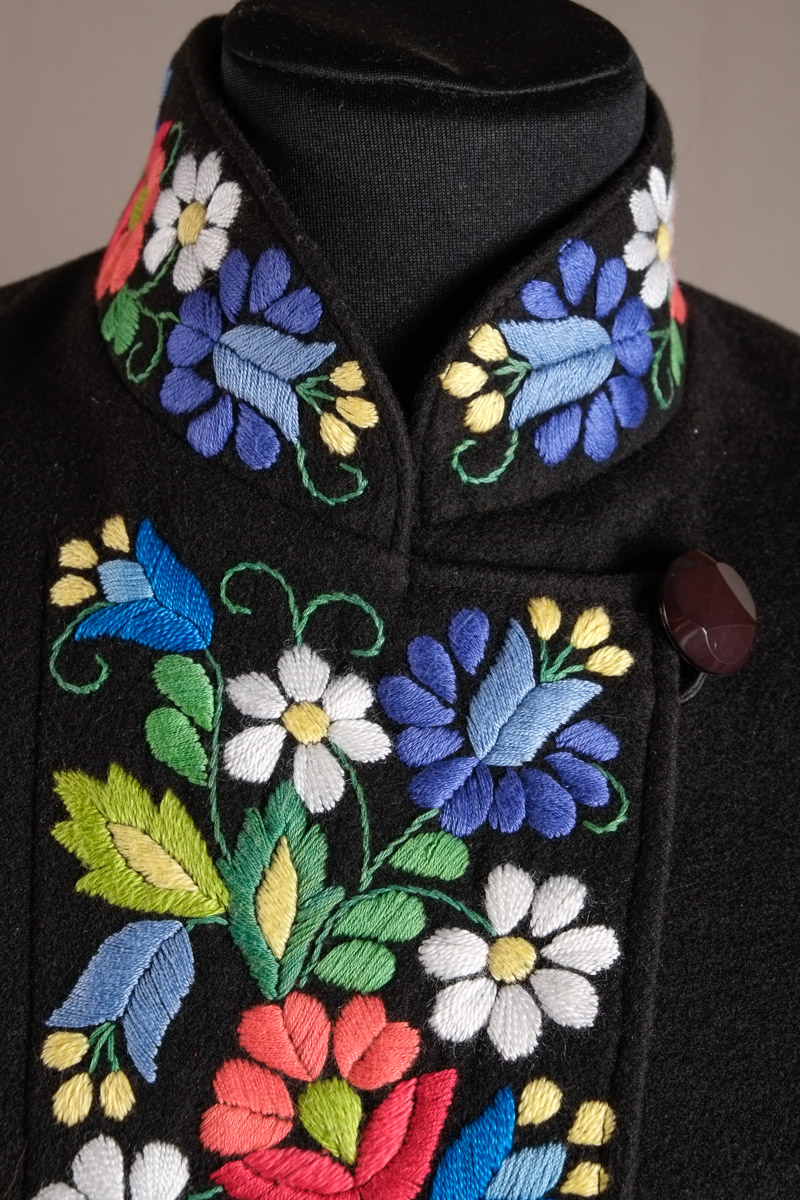 Квіткова стежка - фрагмент 1 - Жіночий піджак, натуральна тканина, ручна вишивка, ексклюзивна конструкція пошиття