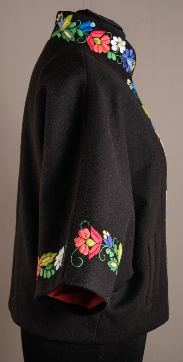 Квіткова стежка - фрагмент 2 - Жіночий піджак, натуральна тканина, ручна вишивка, ексклюзивна конструкція пошиття