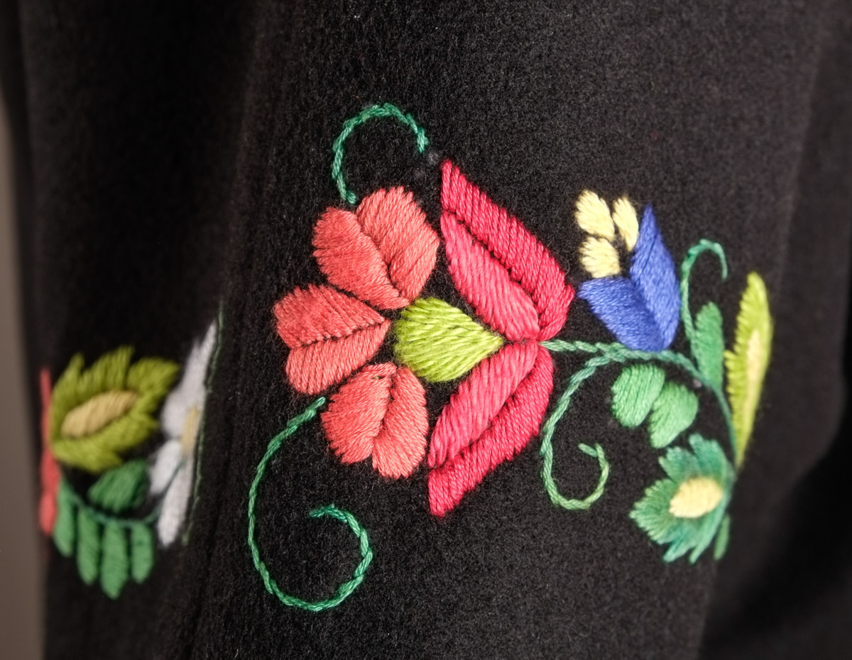 Квіткова стежка - фрагмент 3 - Жіночий піджак, натуральна тканина, ручна вишивка, ексклюзивна конструкція пошиття
