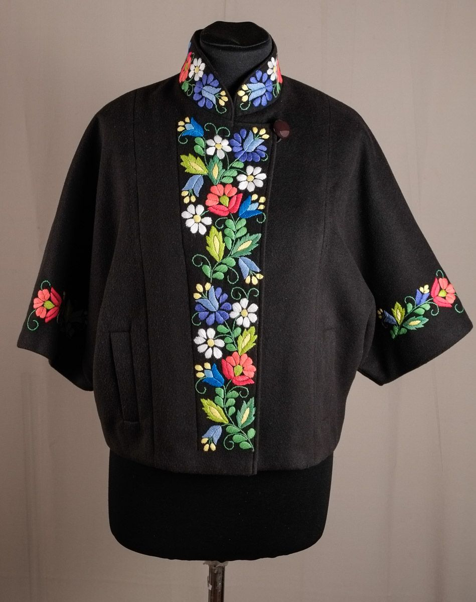 Квіткова стежка - Жіночий піджак, натуральна тканина, ручна вишивка, ексклюзивна конструкція пошиття