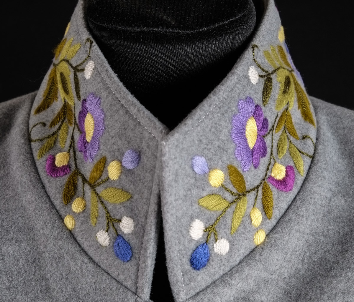 Фіолет на сірому - фрагмент 1 - Жіночий піджак, натуральна тканина, ручна вишивка, ексклюзивна конструкція пошиття