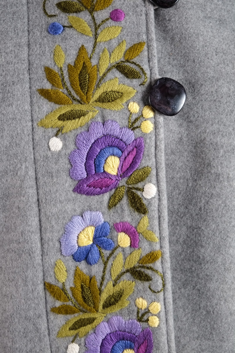 Фіолет на сірому - фрагмент 2 - Жіночий піджак, натуральна тканина, ручна вишивка, ексклюзивна конструкція пошиття