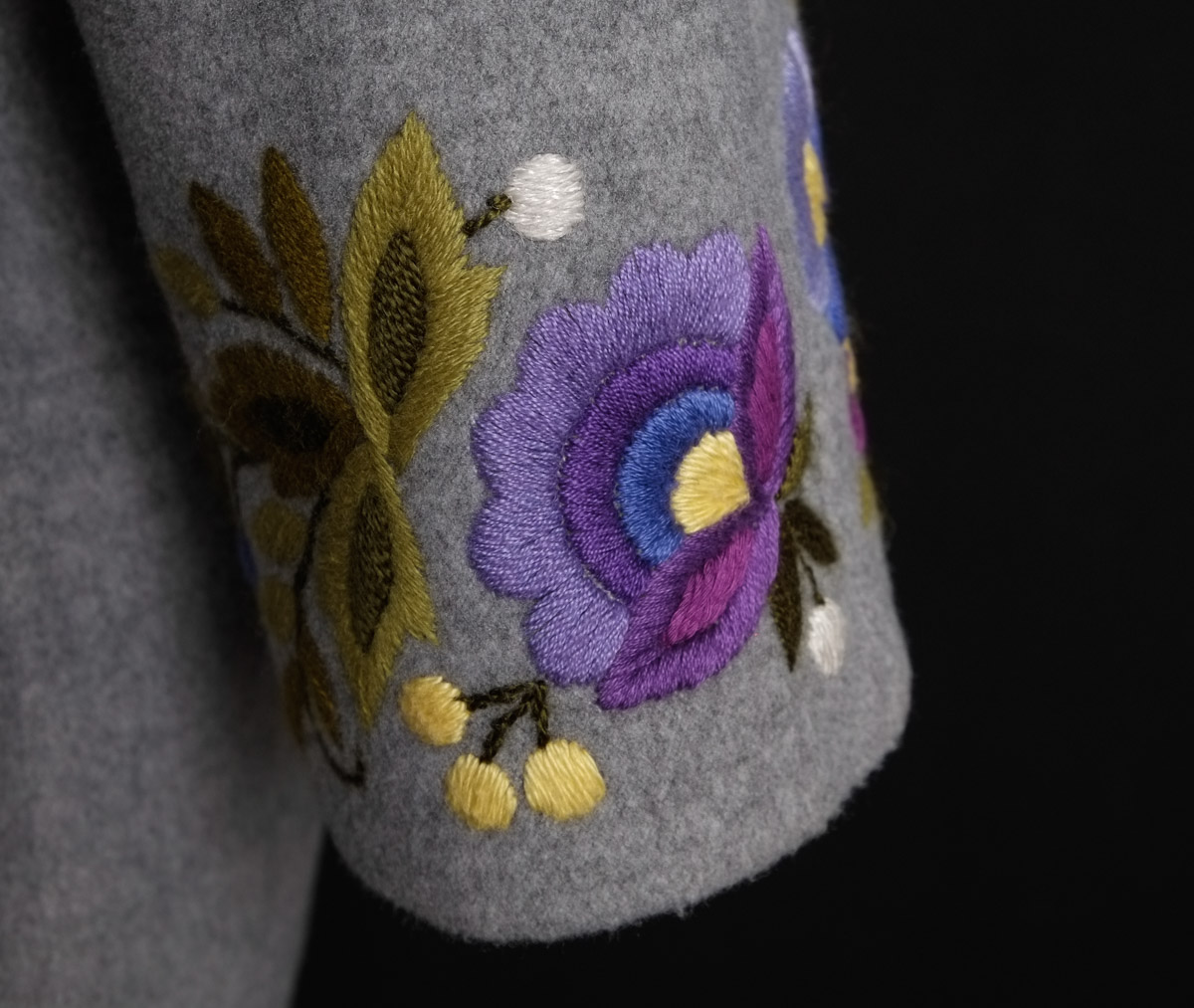 Фіолет на сірому - фрагмент 3 - Жіночий піджак, натуральна тканина, ручна вишивка, ексклюзивна конструкція пошиття