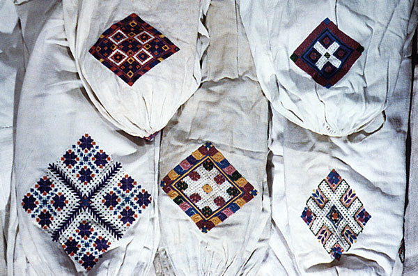 Фрагменти рукавів сорочки "косиця", різні види заповнення ромбу, вишитого різними техніками.